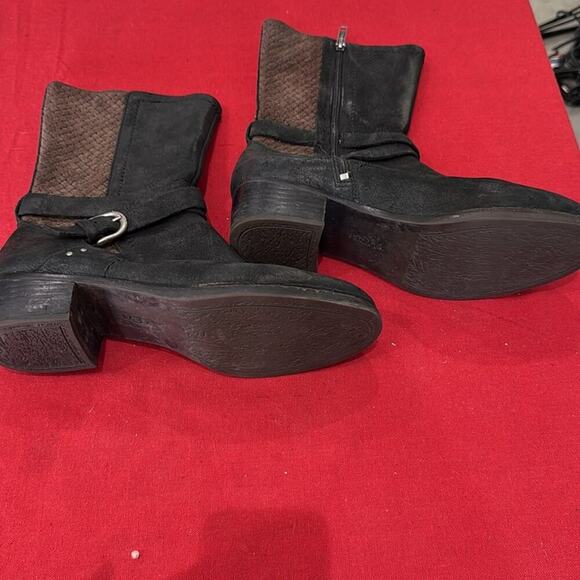 UGG Black and Brown Heeled Boots with Quilted Design - Picture 4 of 5